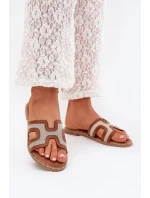 Dámské Pantofle Na Plochém Podpatku Hnědé model 21703833 - Boto Dámské Pantofle Na Plochém Podpatku Hnědé model 21703833 - Boto