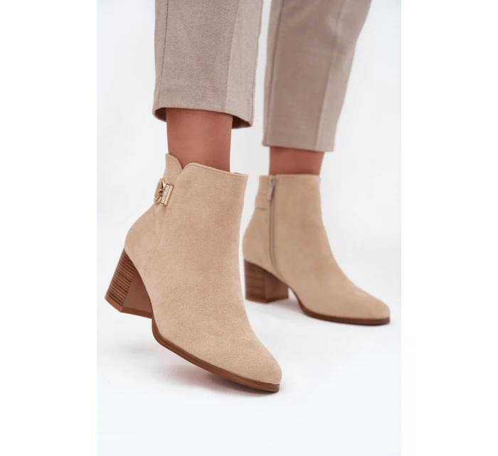 Zateplené dámské kotníkové boty na podpatku se zlatým detailem béžové model 21708228 - Boto Zateplené dámské kotníkové boty na podpatku se zlatým detailem béžové model 21708228 - Boto