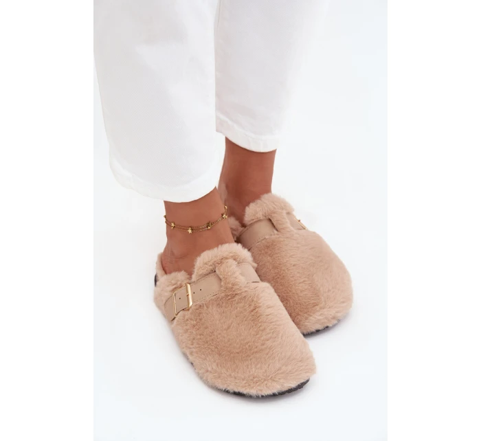 Kožešinové dámské pantofle na platformě s páskem a přezkou béžové model 21709376 - Boto