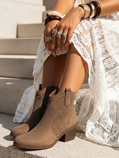 Dámské kozačky s prolamovaným svrškem na nízkém podpatku béžové barvy FashionStreet ZY1429