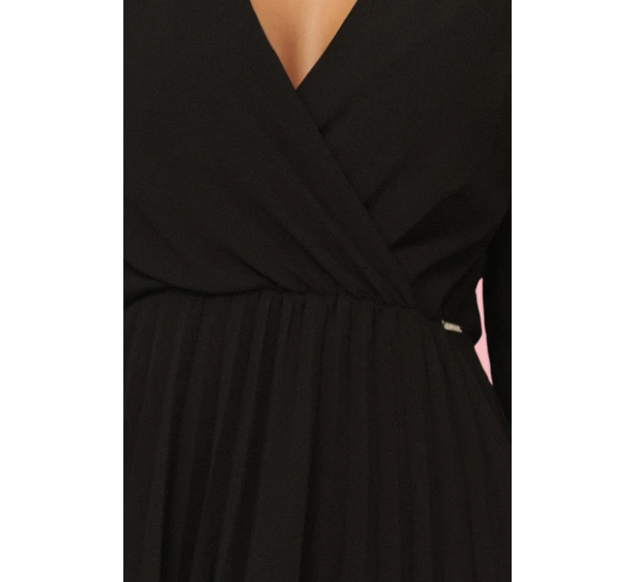 ISABELLE plisované šaty s dlouhými rukávy a výstřihem BLACK model 21215944 - numoco ISABELLE plisované šaty s dlouhými rukávy a výstřihem BLACK model 21215944 - numoco