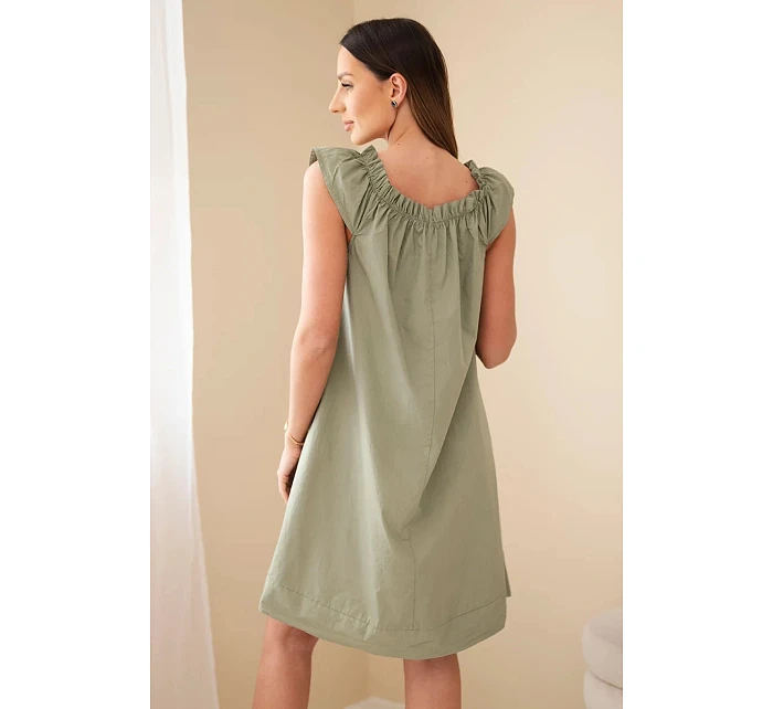 Dámské bavlněné šaty s model 22079481 výstřihem a volánem khaki - K-Fashion