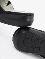 Moderní dámské nazouváky černé na plochém podpatku Moderní dámské nazouváky černé na plochém podpatku