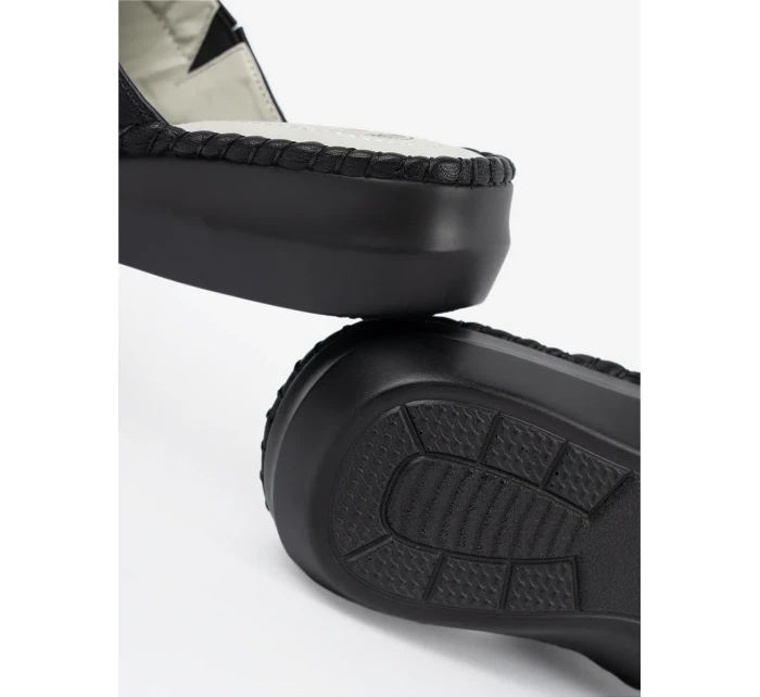 Moderní dámské nazouváky černé na plochém podpatku Moderní dámské nazouváky černé na plochém podpatku