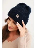 Dámská zimní čepice model 21441774 s ozdobným knoflíkem modrá - K-Fashion Dámská zimní čepice model 21441774 s ozdobným knoflíkem modrá - K-Fashion