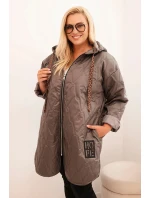 Dámská bunda Plus Size prošívaná s kapucí a nápisem model 21297114 cappuccino - K-Fashion