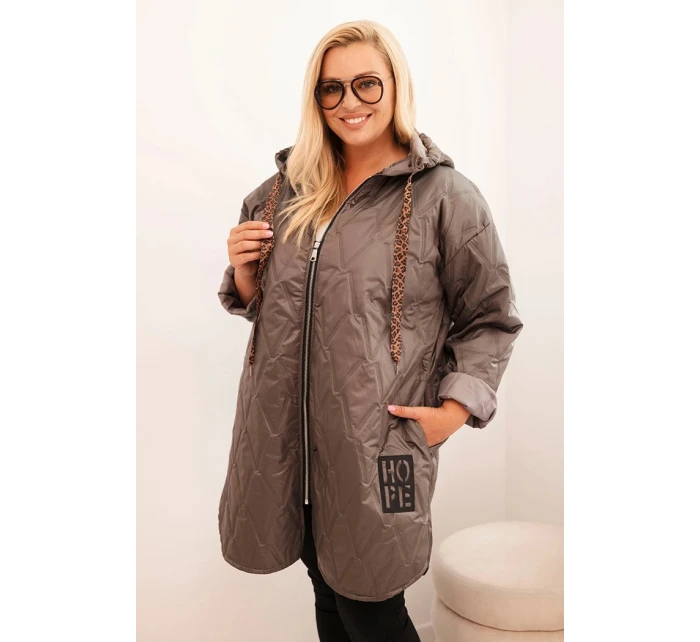 Dámská bunda Plus Size prošívaná s kapucí a nápisem model 21297114 cappuccino - K-Fashion