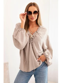 Dámská blůza s viskózou s nařaseným výstřihem a ozdobou fango