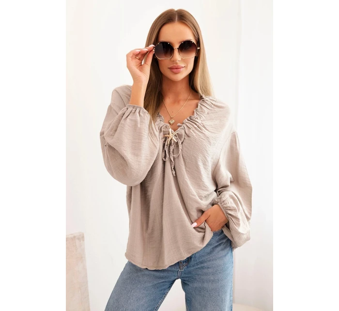 Dámská blůza s viskózou s nařaseným výstřihem a ozdobou fango
