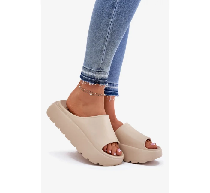 Dámské pěnové pantofle na platformě – béžové