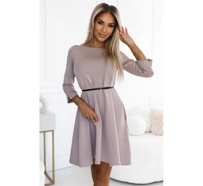 Béžové klasické trapézové dámské šaty s černým opaskem model 20698422 - numoco Béžové klasické trapézové dámské šaty s černým opaskem model 20698422 - numoco