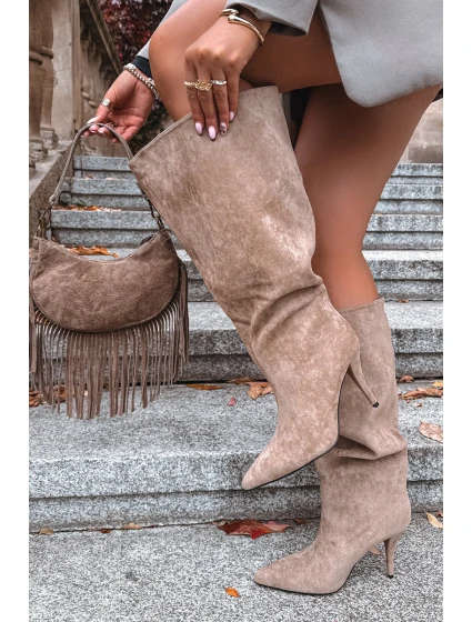 Nafukovací dámské kozačky na podpatku z eko semiše béžové model 21715329 - Boto