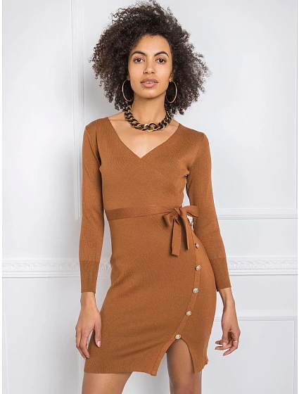 Šaty EM SK model 16327204 světle hnědá - FPrice Šaty EM SK model 16327204 světle hnědá - FPrice