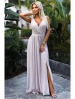 Béžové dlouhé dámské šaty s výstřihem a s rozparkem na noze model 20119780 - numoco Béžové dlouhé dámské šaty s výstřihem a s rozparkem na noze model 20119780 - numoco