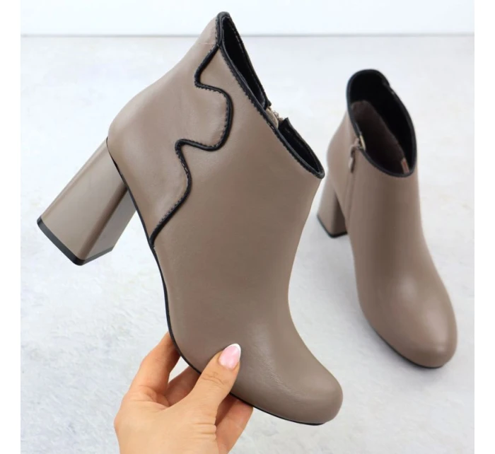 Elegantní kožené boty na jehlovém podpatku béžové model 21905510 - JEZZI Elegantní kožené boty na jehlovém podpatku béžové model 21905510 - JEZZI