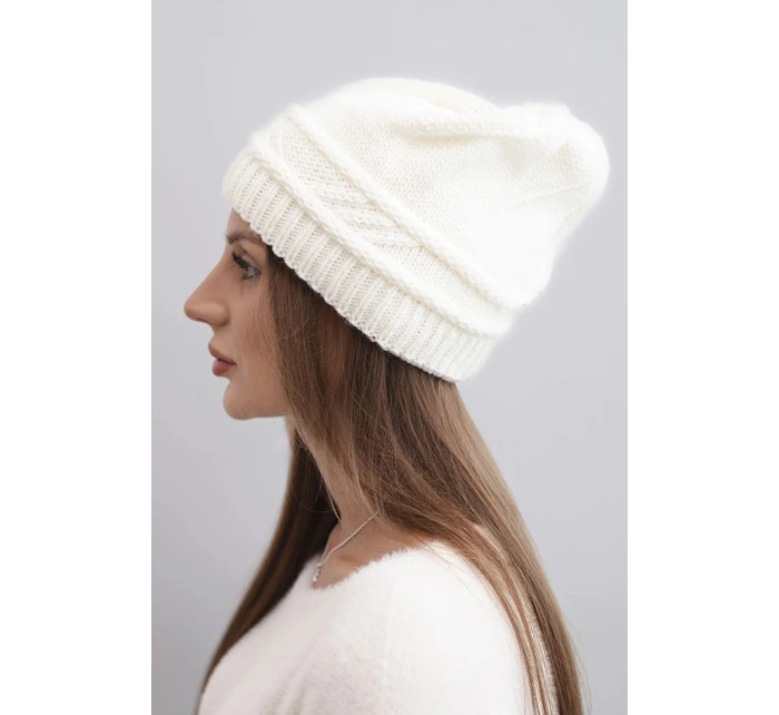 Dámská zimní čepice z vlny a s proplétaným vzorem K428 ecru Dámská zimní čepice z vlny a s proplétaným vzorem K428 ecru