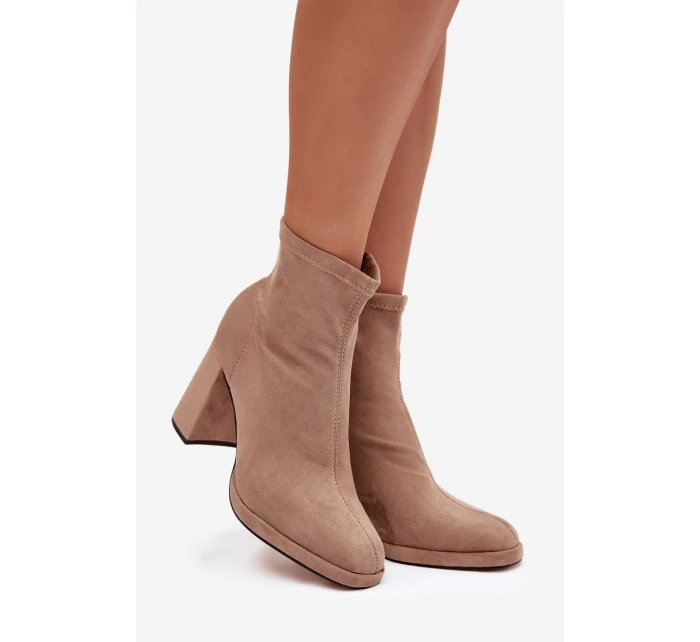 Dámské kotníkové boty na sloupku z eko‑semiše – béžové Karvella Dámské kotníkové boty na sloupku z eko‑semiše – béžové Karvella