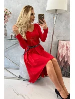 Šaty s ozdobným páskem a červeným nápisem Šaty s ozdobným páskem a červeným nápisem