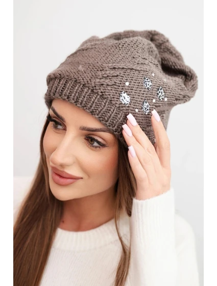 Dámská zimní čepice z vlny s ozdobnými aplikacemi K468 mocca