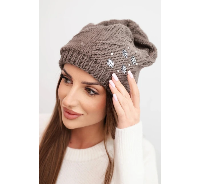 Dámská zimní čepice z vlny s ozdobnými aplikacemi K468 mocca