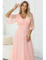 Dlouhé třpytivé plus size šaty s výstřihem a rukávy broskvová barva model 21961748 - numoco basic