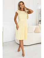 311-21 LILA Klasické plisované šaty s krátkými rukávy a páskem - máslově žluté