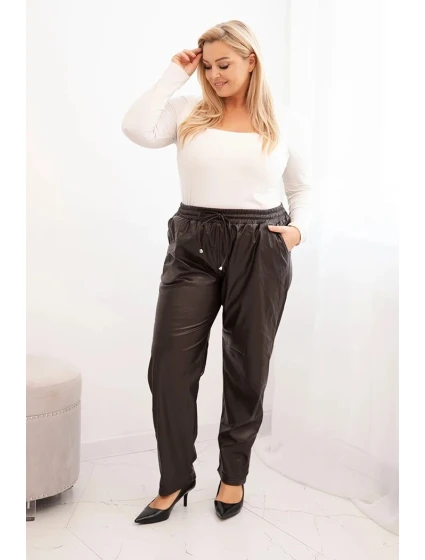 Dámské kalhoty Plus Size z ekologické kůže s vysokým pasem a gumou v pase hnědé