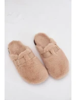 Kožešinové dámské pantofle na platformě s páskem a přezkou béžové model 21709376 - Boto