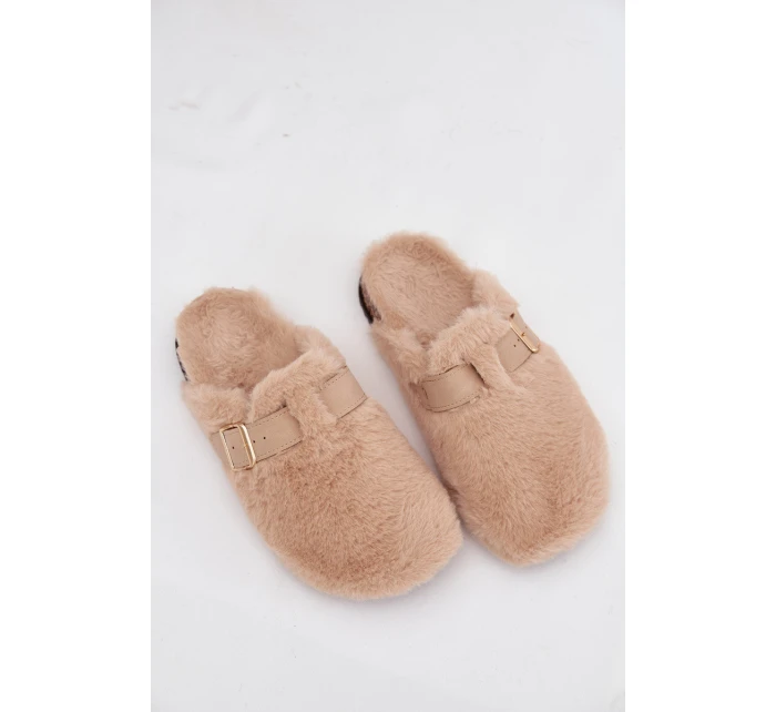 Kožešinové dámské pantofle na platformě s páskem a přezkou béžové model 21709376 - Boto