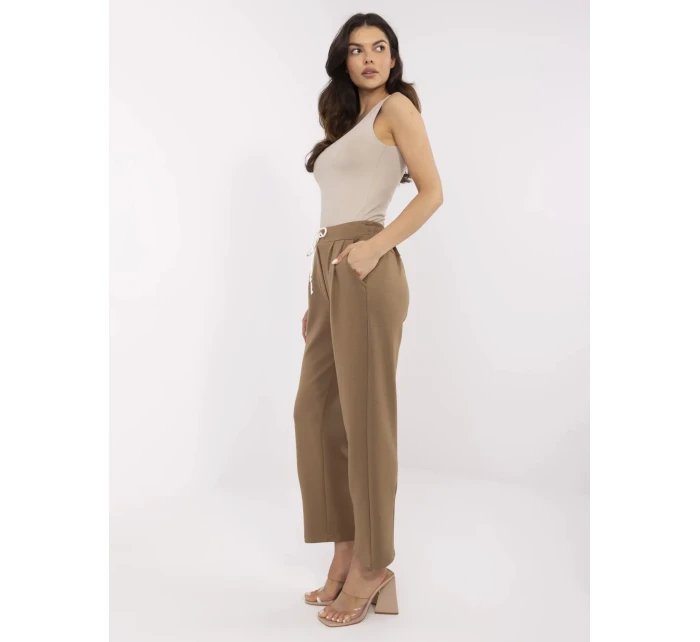 Kalhoty DHJ SP model 21034899 světle hnědé - FPrice Kalhoty DHJ SP model 21034899 světle hnědé - FPrice