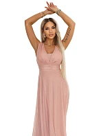 Dlouhé maxi šaty s a hlubokým výstřihem pudrově růžové model 22085441 - numoco basic Dlouhé maxi šaty s a hlubokým výstřihem pudrově růžové model 22085441 - numoco basic