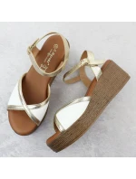 Dámské sandály na platformě bílé a zlaté model 21904971 - S.Barski Dámské sandály na platformě bílé a zlaté model 21904971 - S.Barski