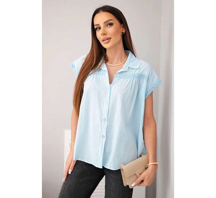 Dámská bavlněná košilová halenka s krajkou a krátkým rukávem modrá