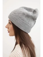 Dámská zimní klasická čepice s jemným vzorem model 21878043 šedá - K-Fashion Dámská zimní klasická čepice s jemným vzorem model 21878043 šedá - K-Fashion