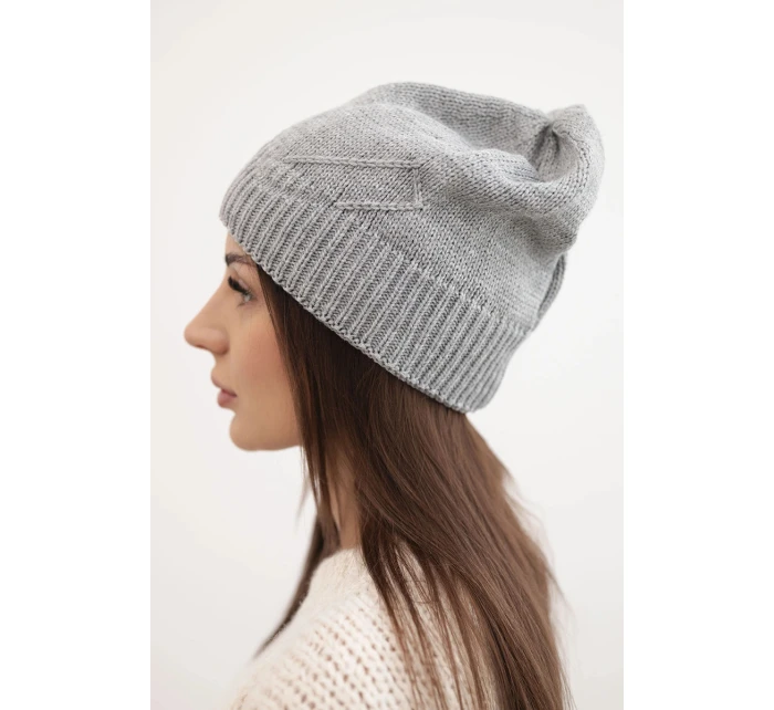 Dámská zimní klasická čepice s jemným vzorem model 21878043 šedá - K-Fashion Dámská zimní klasická čepice s jemným vzorem model 21878043 šedá - K-Fashion