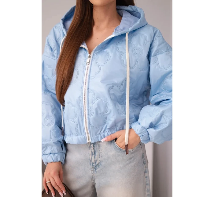 Dámská prošívaná bunda s kapucí a ozdobným květinovým model 21998366 modrá - K-Fashion