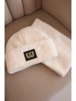 Dámská polarová souprava čepice a šála s ozdobnou nášivkou světle béžová Dámská polarová souprava čepice a šála s ozdobnou nášivkou světle béžová