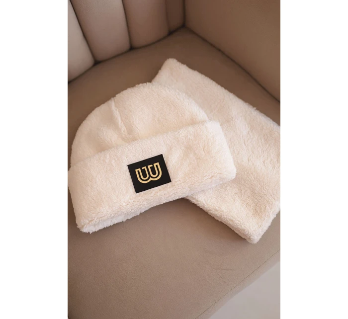 Dámská polarová souprava čepice a šála s ozdobnou nášivkou světle béžová Dámská polarová souprava čepice a šála s ozdobnou nášivkou světle béžová