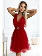 Dámské tylové šaty s výstřihem a ozdobnou sponou Numoco OLGA - červené