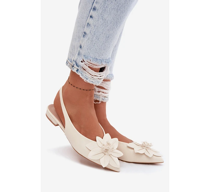 Dámské sandály na nízkém podpatku s dekorativním květem Jasnobeżowe Telivette