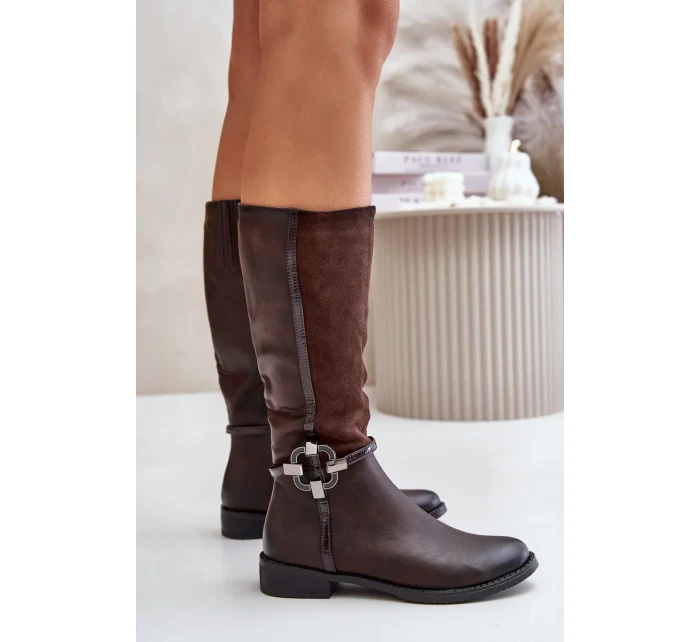 Zateplené Kozačky Na Plochém Podpatku S Přezkou Hnědé model 21881041 - Kesi