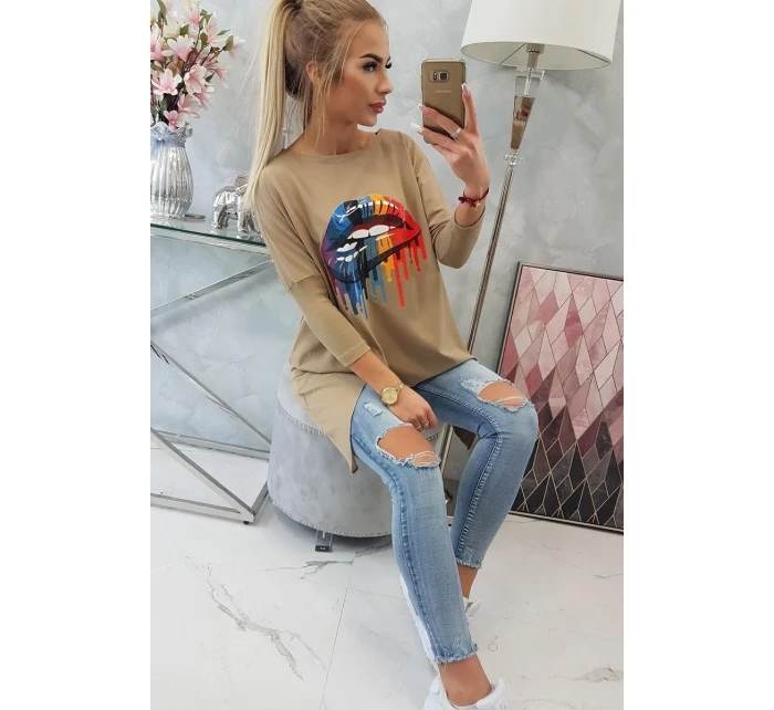 Oversize halenka s potiskem duhových rtů camel