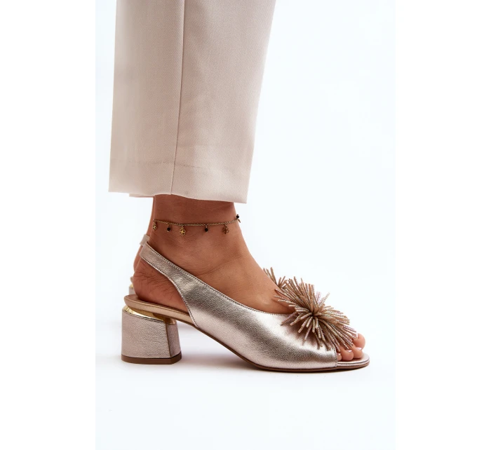 Kožené sandály s ozdobou model 21647411 Zlaté - Laura Messi