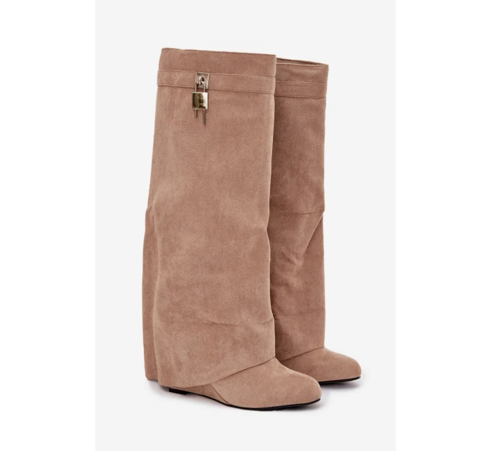 Dámské kozačky na platformě s páskem a stříbrným detailem béžové Korivelle Dámské kozačky na platformě s páskem a stříbrným detailem béžové Korivelle