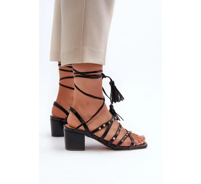 Šněrovací sandály na nízkém podpatku zdobené černými cvočky Chrisele Šněrovací sandály na nízkém podpatku zdobené černými cvočky Chrisele