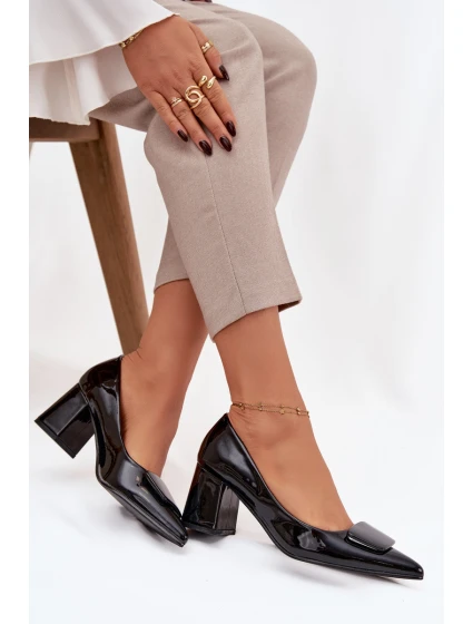 Dámské lakované lodičky na blokovém podpatku s ozdobou Isoline – černé Dámské lakované lodičky na blokovém podpatku s ozdobou Isoline – černé