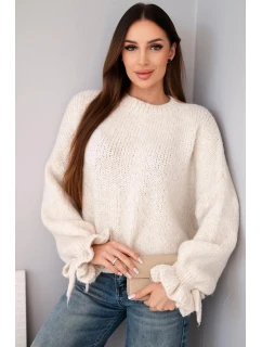 Dámský svetr s přídavkem mohéru s hrubým pletením a ozdobnými rukávy béžový