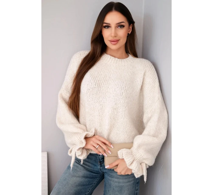 Dámský svetr s přídavkem mohéru s hrubým pletením a ozdobnými rukávy béžový