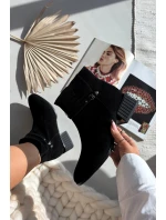 Dámské kozačky z přírodního semiše na klínu zateplené model 21715520 Černé - D&A Dámské kozačky z přírodního semiše na klínu zateplené model 21715520 Černé - D&A