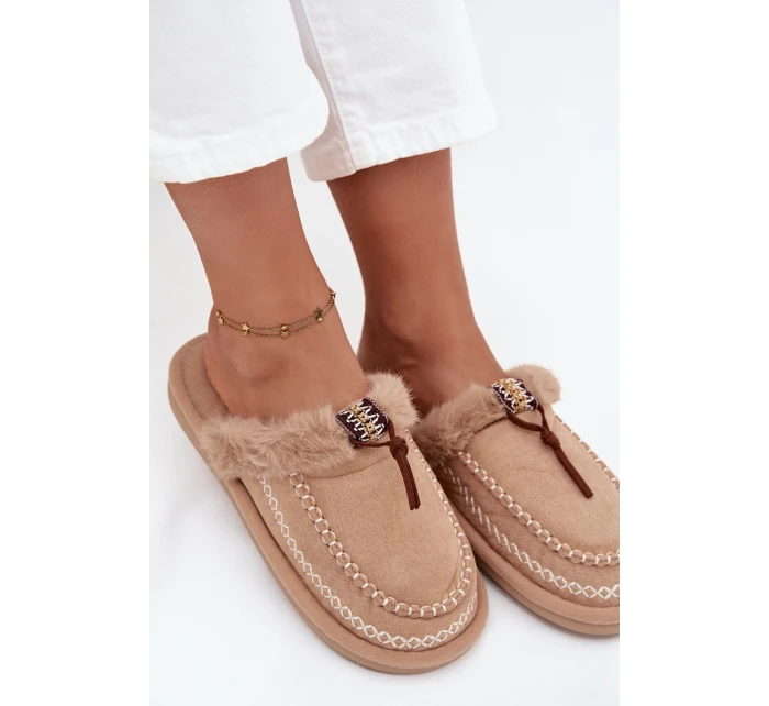 Dámské chlupaté papuče s kožíškem a výšivkou – béžové Perivelle Dámské chlupaté papuče s kožíškem a výšivkou – béžové Perivelle